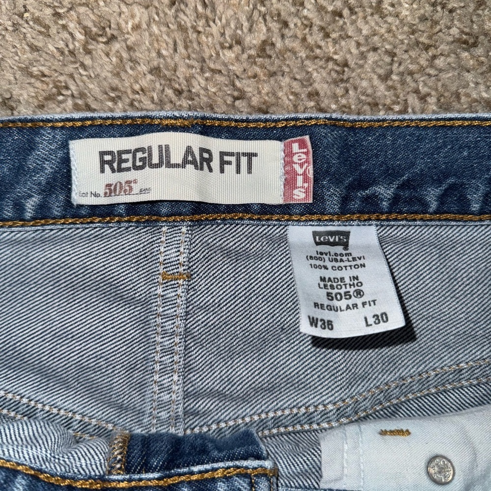 Levis Strauss 505 Jeans Men 36x30 Regular Fit Straight Leg Denim Blue Light Wash - Picture 2 of 7